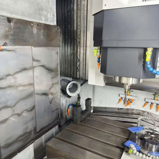 Nâng Tầm Gia Công Chính Xác Với Trung tâm gia công Makino V33i