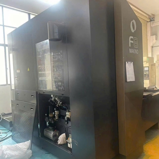 Trung tâm gia công dọc MAKINO F8 – Lựa chọn tối ưu cho gia công chính xác