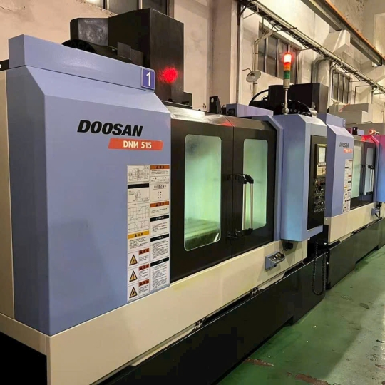 TRUNG TÂM GIA CÔNG ĐỨNG DOOSAN DNM515 – GIẢI PHÁP HOÀN HẢO CHO SẢN XUẤT CHÍNH XÁC