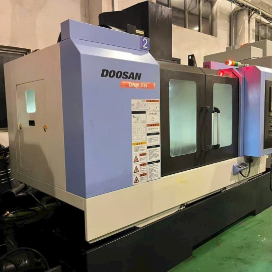 TRUNG TÂM GIA CÔNG ĐỨNG DOOSAN DNM515 – GIẢI PHÁP HOÀN HẢO CHO SẢN XUẤT CHÍNH XÁC